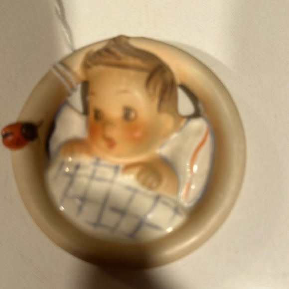 Hummel porcelain Surprised Baby With Ladybug 3" #137 Western Germany - Picture 2 of 3